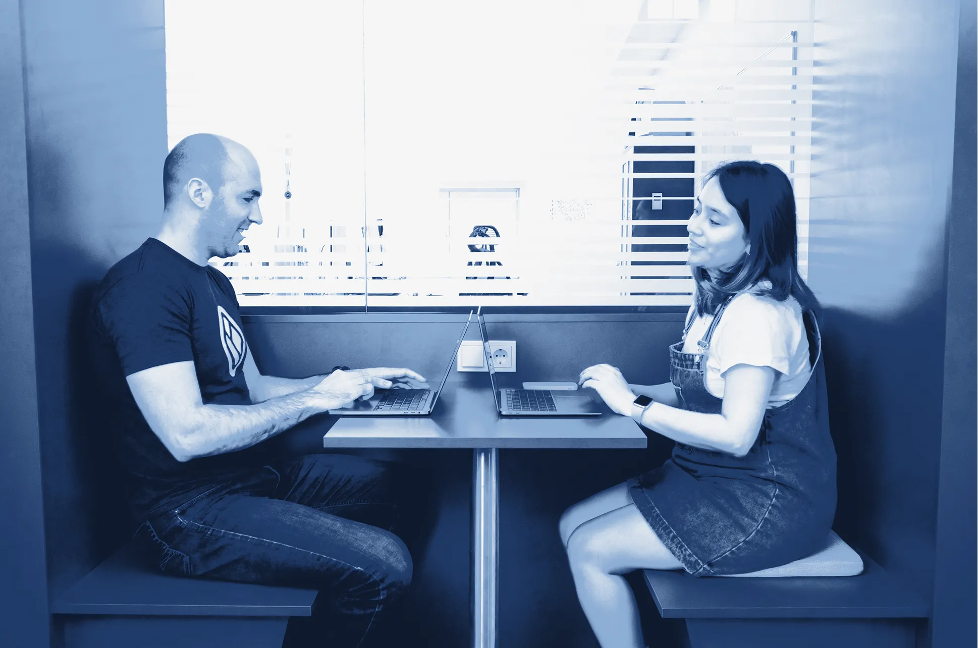 Équipe au travail dans un open space