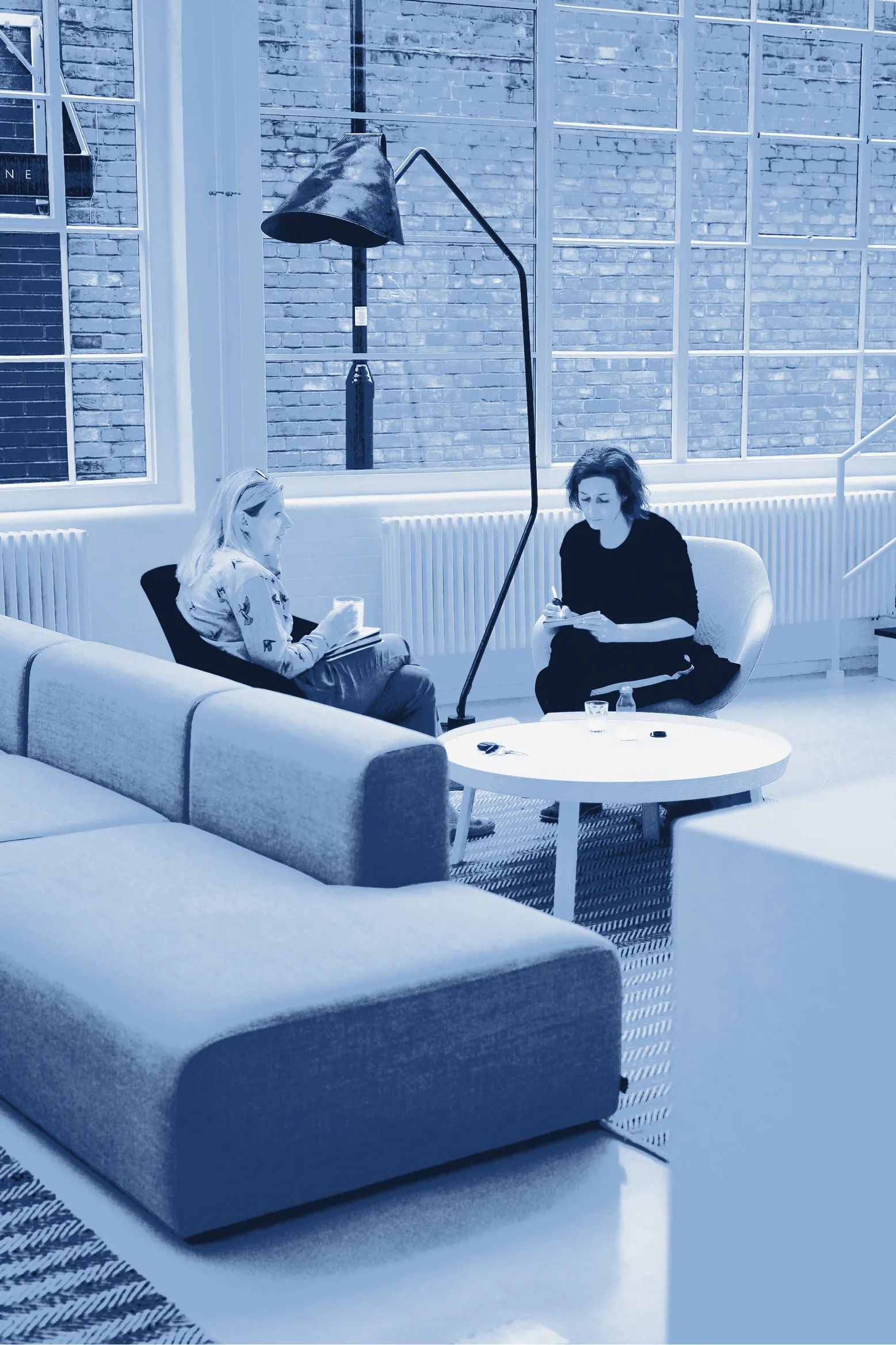 Deux dirigeantes en réunion posée